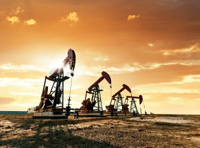 ​两大利好推动石油股反弹 国内两大能源巨头股价涨超 3%