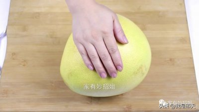 ​柚子怎样剥出完整的果肉？一个勺子就搞定，毫不费力果肉轻松分离