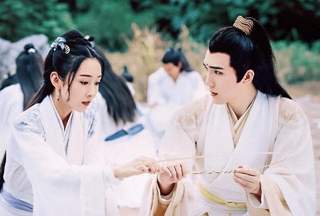 陈情令》师姐宣璐官宣恋情？与曹煜辰久违合体同发牵手视频秀恩爱