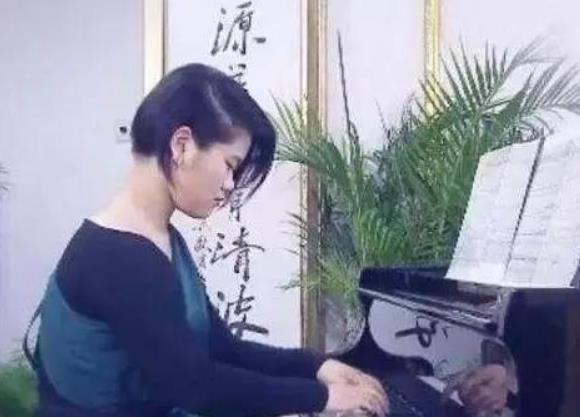 毕福剑女儿近照曝光，刺猬头微胖不化妆，网友：第一眼以为是男孩
