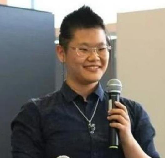 毕福剑女儿近照曝光，刺猬头微胖不化妆，网友：第一眼以为是男孩
