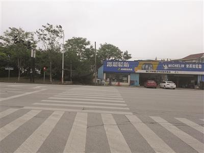 江苏泰州：92岁退伍老兵凌晨散步被撞倒，司机将老人抛入窨井
