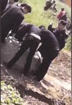 江苏泰州：92岁退伍老兵凌晨散步被撞倒，司机将老人抛入窨井