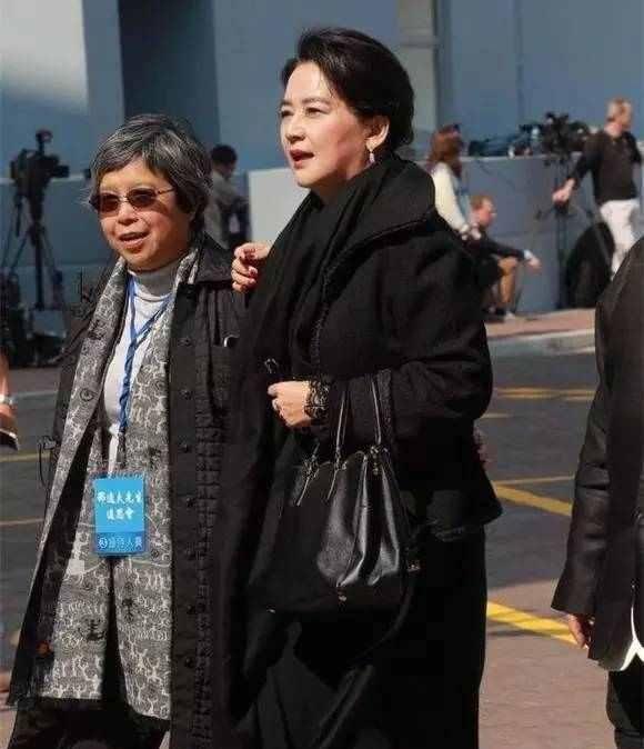 孙俪靠山胡慧中出事, 其丈夫在纽约被抓获。
