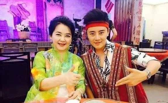 孙俪靠山胡慧中出事, 其丈夫在纽约被抓获。