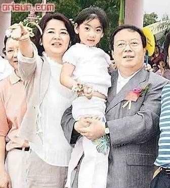 孙俪靠山胡慧中出事, 其丈夫在纽约被抓获。