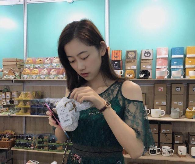 第一波情人节狗粮来了！WE卷毛大婚，媳妇非网红脸很漂亮！