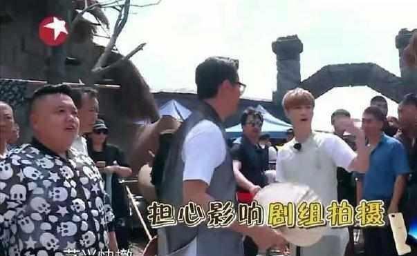 他因中国籍韩星被抹黑，如今对方却在国内片约不断，豪车出行！