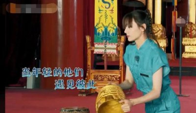 ​蔡徐坤主动帮热巴，有谁注意到身后冯绍峰的表情，像极了吃瓜的我