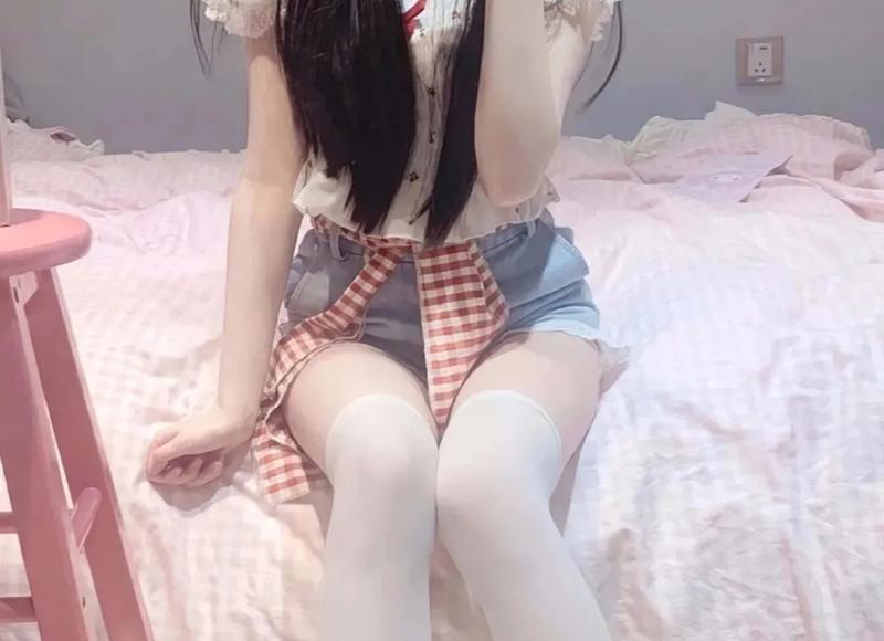 男生暗恋女生的表现有哪些（男生暗恋女生应该送什么礼物）