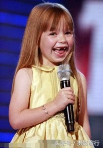 ​8年前凭歌声走红的小康妮长大了，现在活脱脱是个明朗美少女呢