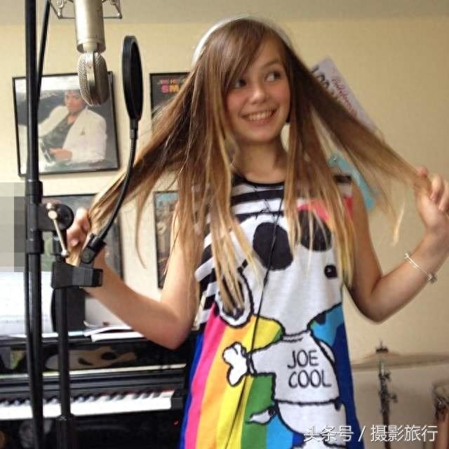 8年前凭歌声走红的小康妮长大了，现在活脱脱是个明朗美少女呢