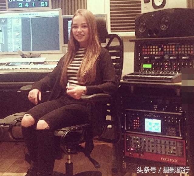 8年前凭歌声走红的小康妮长大了，现在活脱脱是个明朗美少女呢