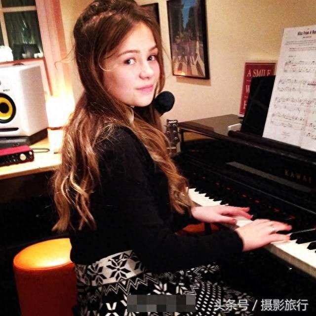 8年前凭歌声走红的小康妮长大了，现在活脱脱是个明朗美少女呢