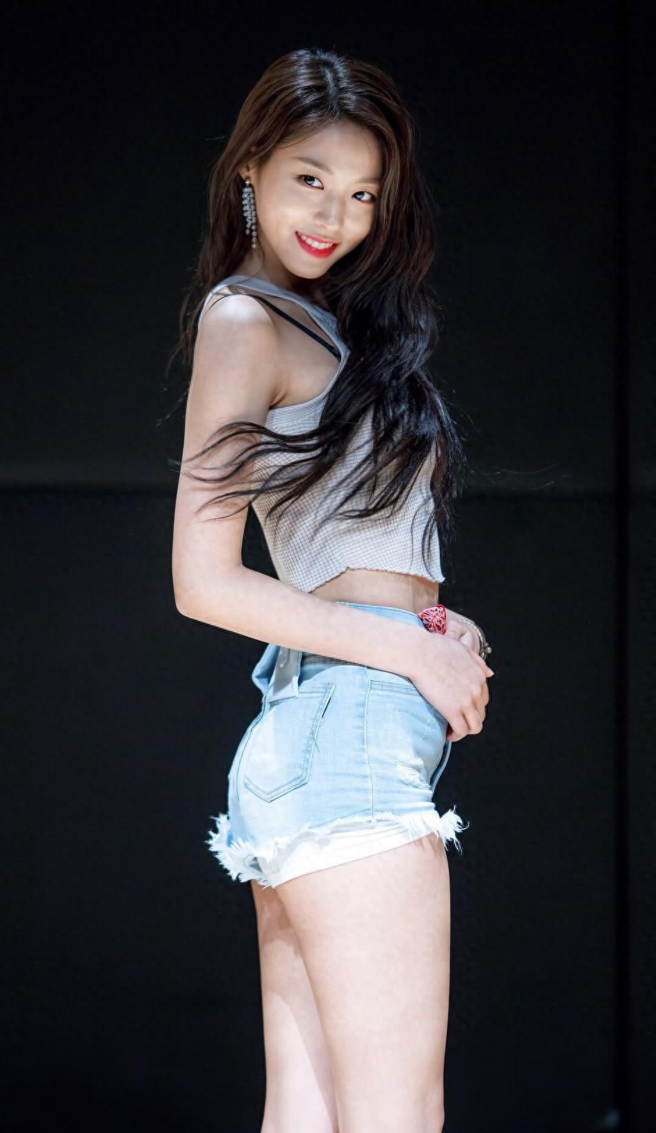 南韩妖精金雪炫，白雪肌肤魔鬼身材，笑容更是美得窒息