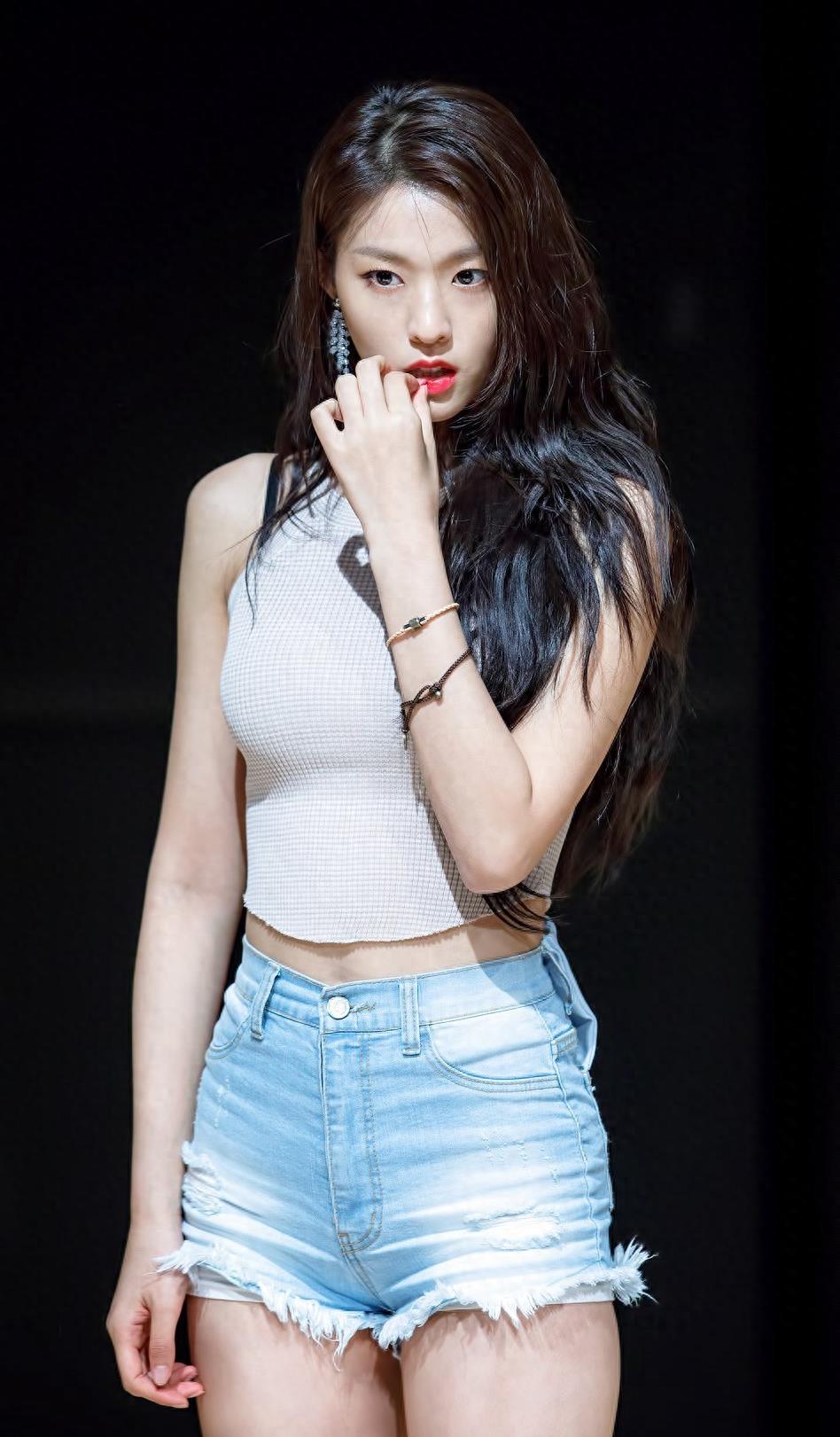 南韩妖精金雪炫，白雪肌肤魔鬼身材，笑容更是美得窒息