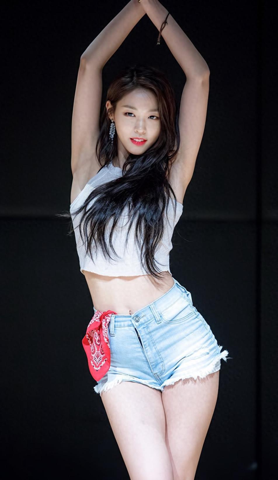 南韩妖精金雪炫，白雪肌肤魔鬼身材，笑容更是美得窒息