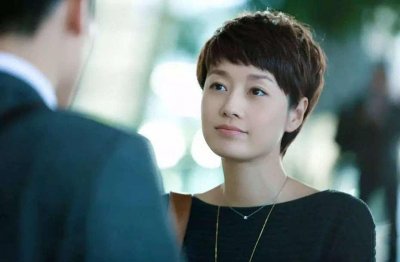 ​46岁马伊琍新恋情曝光，和男友遛狗买花，相处似老夫老妻