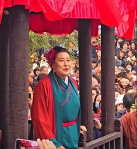 ​王婆说媒掀起风云：边玉洁荤段子张口就来，他的性别惹争议