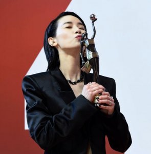 ​新科影后刘雅瑟的起落人生：18岁就上央视，落魄时却与狗一起喝粥