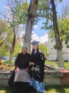 ​带着奶奶上大学的藏族姑娘……