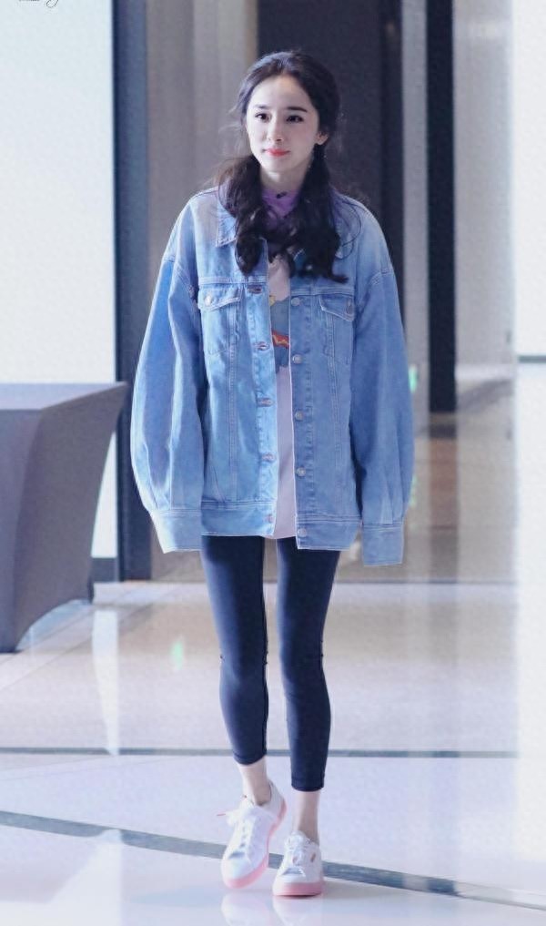 杨幂换发型了，双马尾搭配牛仔夹克衫，轻轻松松美回18岁！