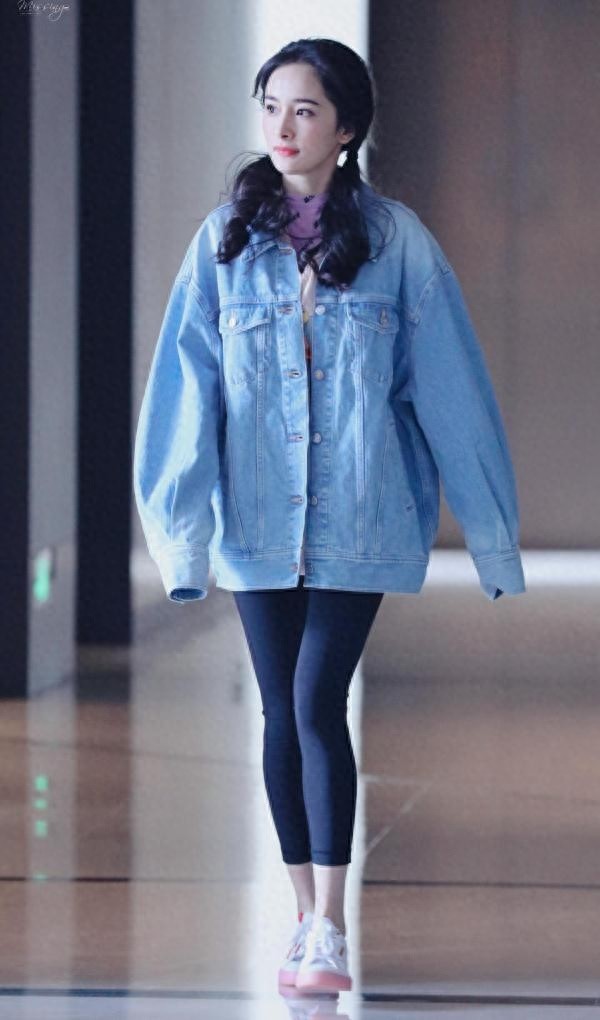 杨幂换发型了，双马尾搭配牛仔夹克衫，轻轻松松美回18岁！