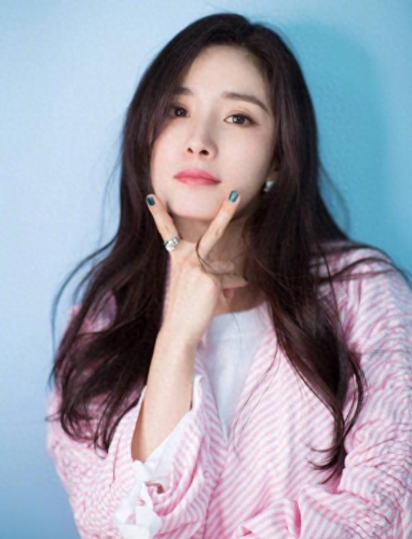 杨幂换发型了，双马尾搭配牛仔夹克衫，轻轻松松美回18岁！