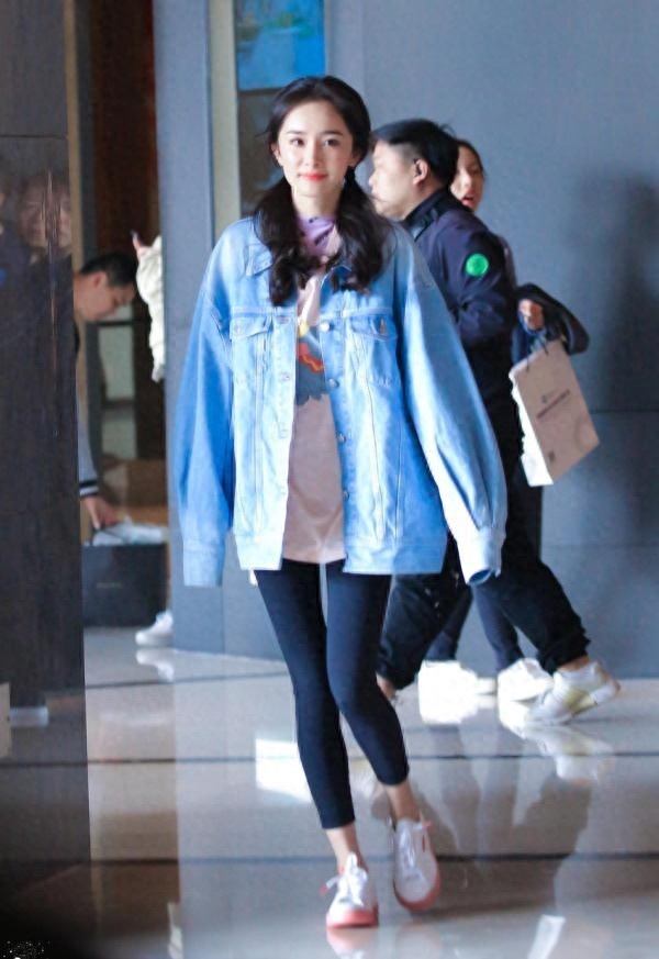 杨幂换发型了，双马尾搭配牛仔夹克衫，轻轻松松美回18岁！