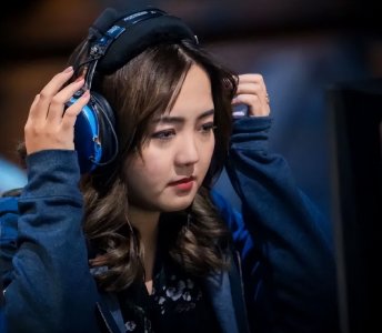 ​一年打不了一把炉石，夺冠全靠男友特训？炉石女冠军狮酱被撕出轨