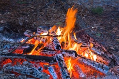 ​冰天雪地的老关东人如何保留火种？是灰里埋火还是钻木取火