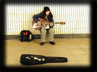 ​街头唱歌红遍网络，登上春晚大舞台，西单女孩如今卖牙膏身价过亿