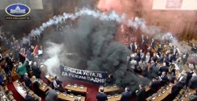 ​塞尔维亚国家议会现场发生冲突，现场狂扔烟雾弹和催泪瓦斯