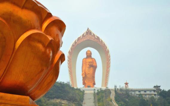 江西斥资10亿建成世界最高佛像: 81米高6年建成, 外镀48公斤黄金