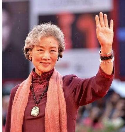 她出道拍戏多年，如今终成影后，被大家称是“最珍贵”的老戏骨！