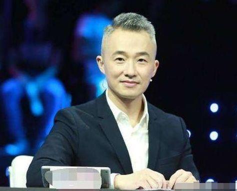 她曾是最美央视主持，为爱辞去央视工作做全职太太，如今生活幸福