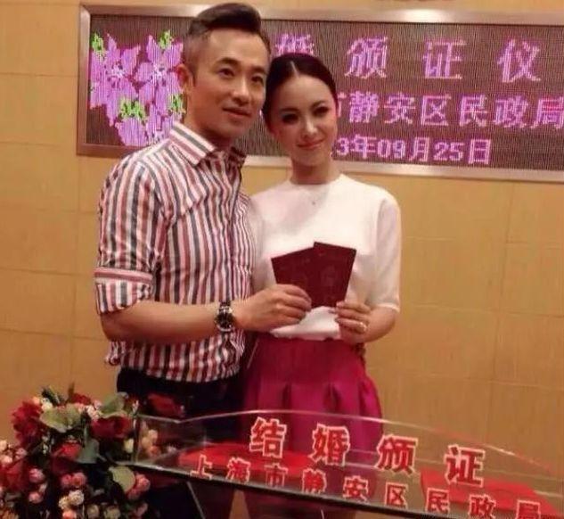 她曾是最美央视主持，为爱辞去央视工作做全职太太，如今生活幸福