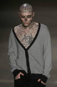 ​花两亿纹身，最后却自杀结束了自己的一生