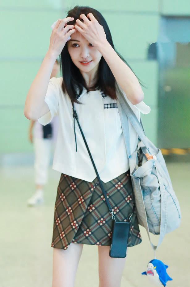 郑爽的腿是圈子里最细的吧？远看很协调，近看：真的打扰了