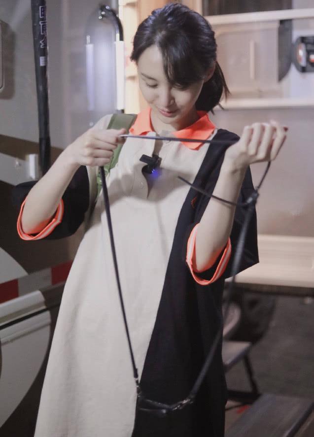 郑爽的腿是圈子里最细的吧？远看很协调，近看：真的打扰了