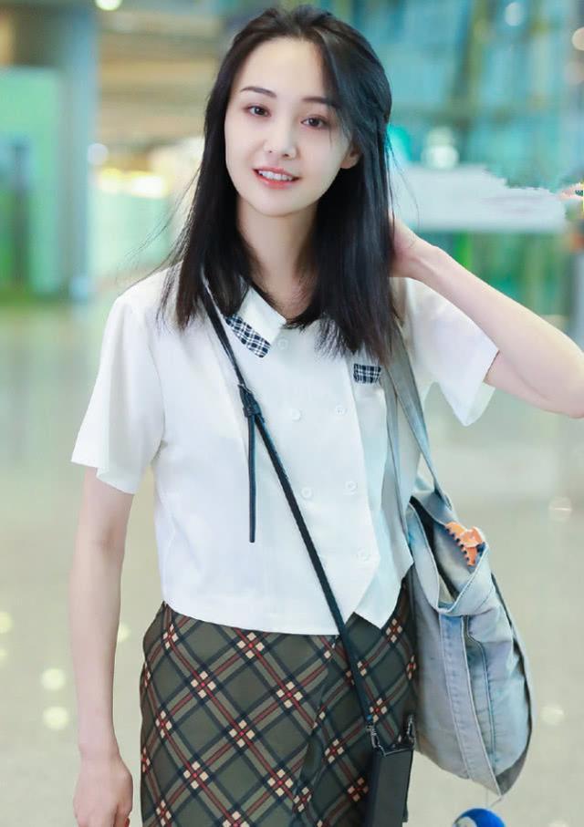 郑爽的腿是圈子里最细的吧？远看很协调，近看：真的打扰了