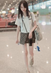 ​郑爽的腿是圈子里最细的吧？远看很协调，近看：真的打扰了