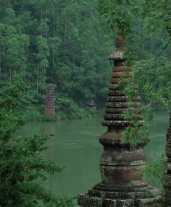 ​四川一景区被废弃后，杂草丛生像失落古城，如今意外爆红网络