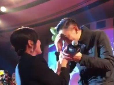 向华强70大寿场面壮大，刘德华最后压轴出场，一个细节暴露人品