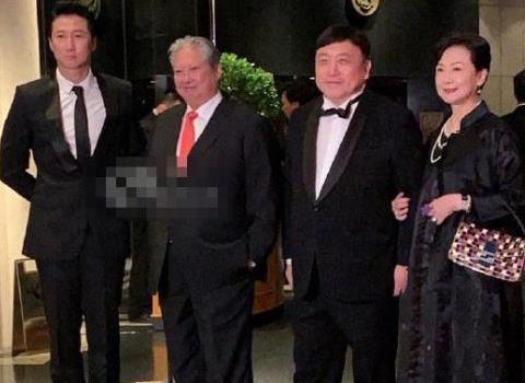 向华强70大寿场面壮大，刘德华最后压轴出场，一个细节暴露人品