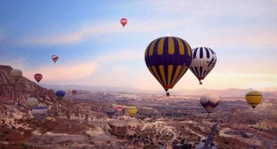 ​地球表面最像月球的地方，漫天热气球，到处都是中国游客