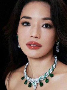 ​舒淇参加宝格丽晚宴，拒绝宝格丽总裁挽胳膊搂腰，网友：怕揩油？