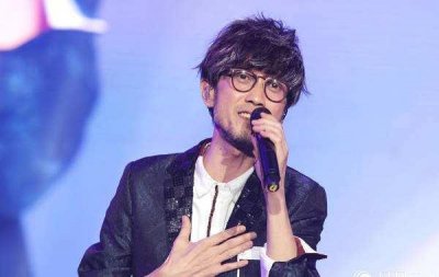 ​周传雄：凭一首歌成情歌教父，巅峰后突然消失，现在怎么样了？