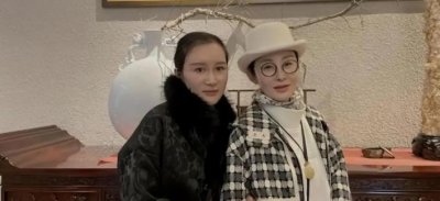 ​54岁张敏近照曝光，皮肤白皙宛如少女，手臂上戴满首饰优雅端庄