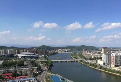 ​山东省的一个县，本来面积挺大，调整后少了300多平方千米